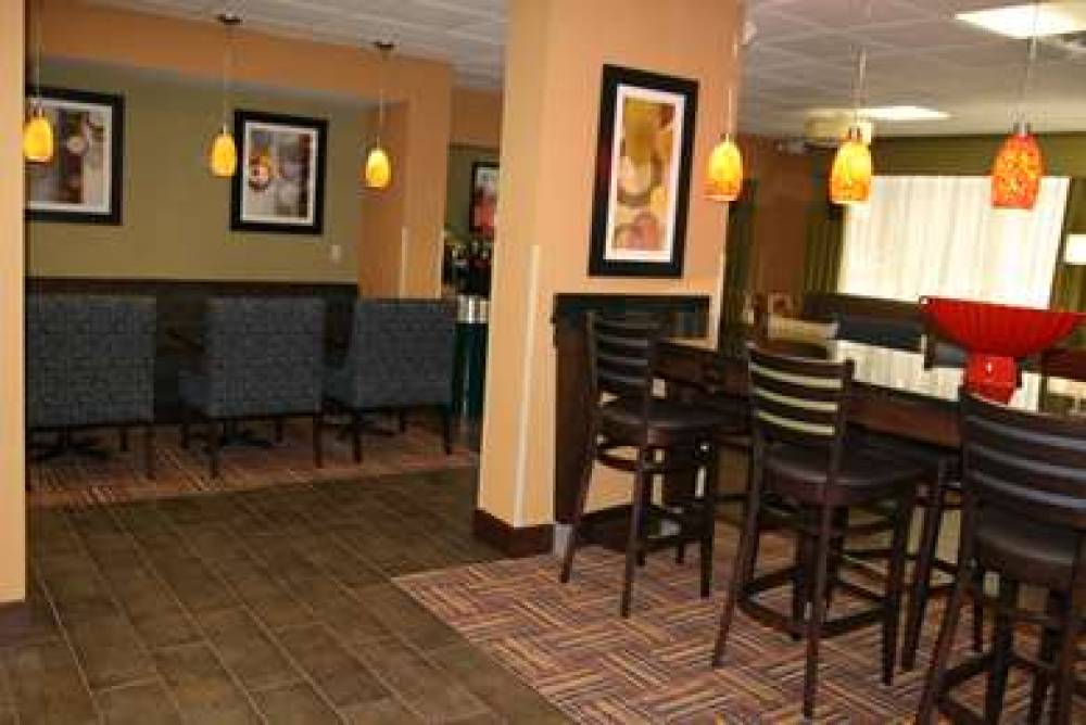 Hampton Inn Youngstown North 7