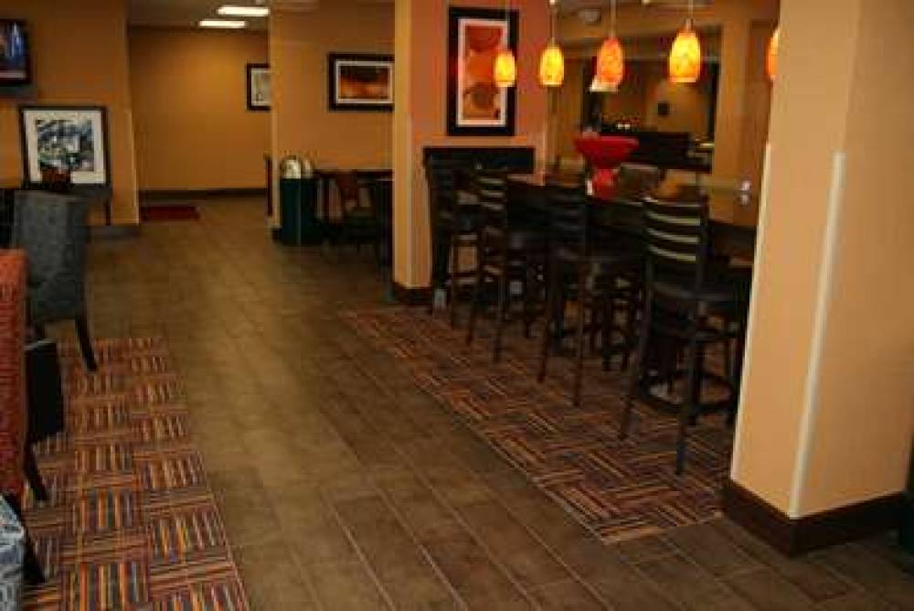 Hampton Inn Youngstown North 6