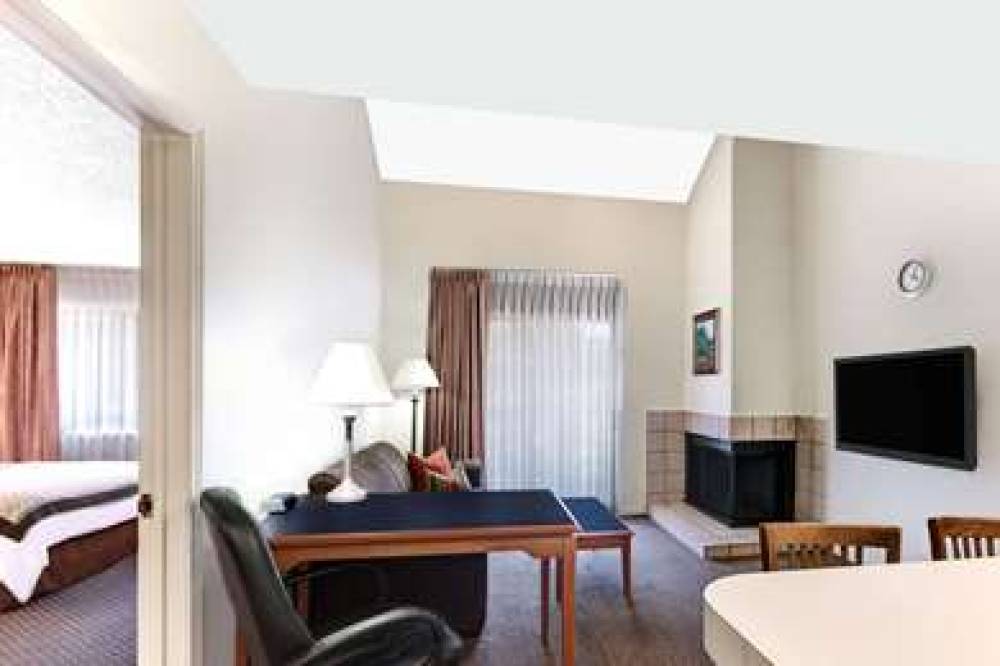 Hawthorn Suites By Wyndham Arlington/DFW South 9