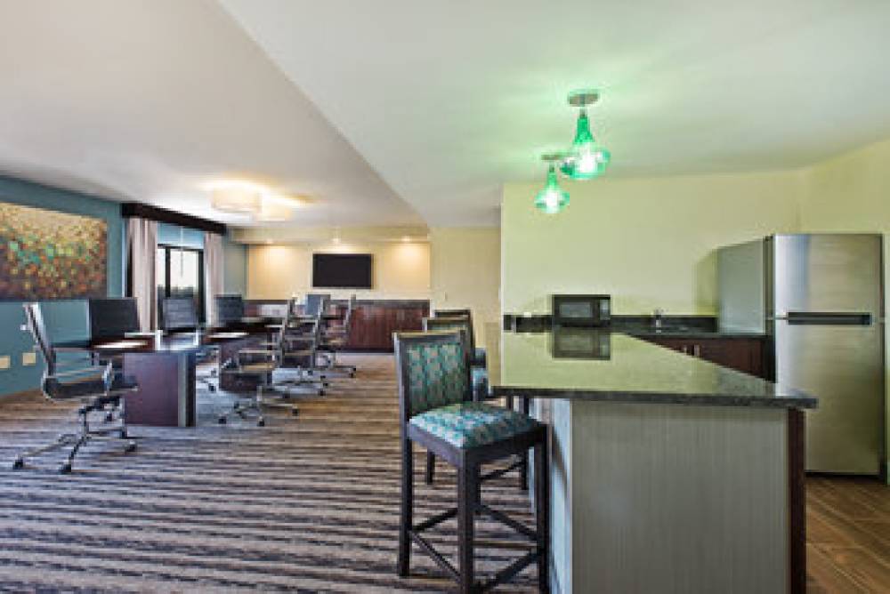 HOLIDAY INN EAST 6