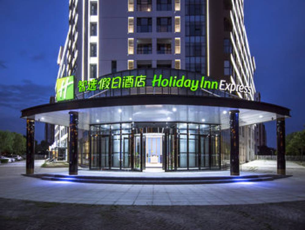 HOLIDAY INN EXP AIRPORT EAST 3