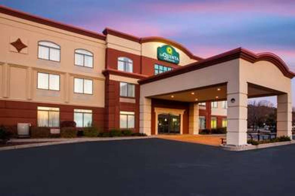 HOLIDAY INN EXP AIRPORT 7