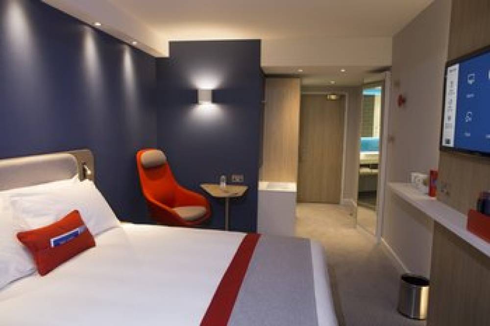 HOLIDAY INN EXP AJACCIO 8