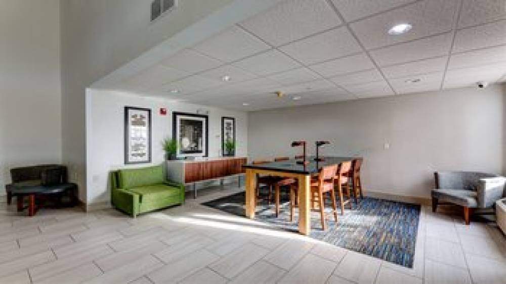 HOLIDAY INN EXP ASHTABULA-GENE 5