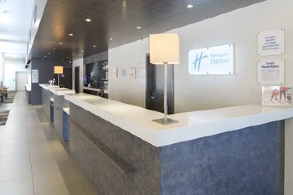 HOLIDAY INN EXP CENTRE 7