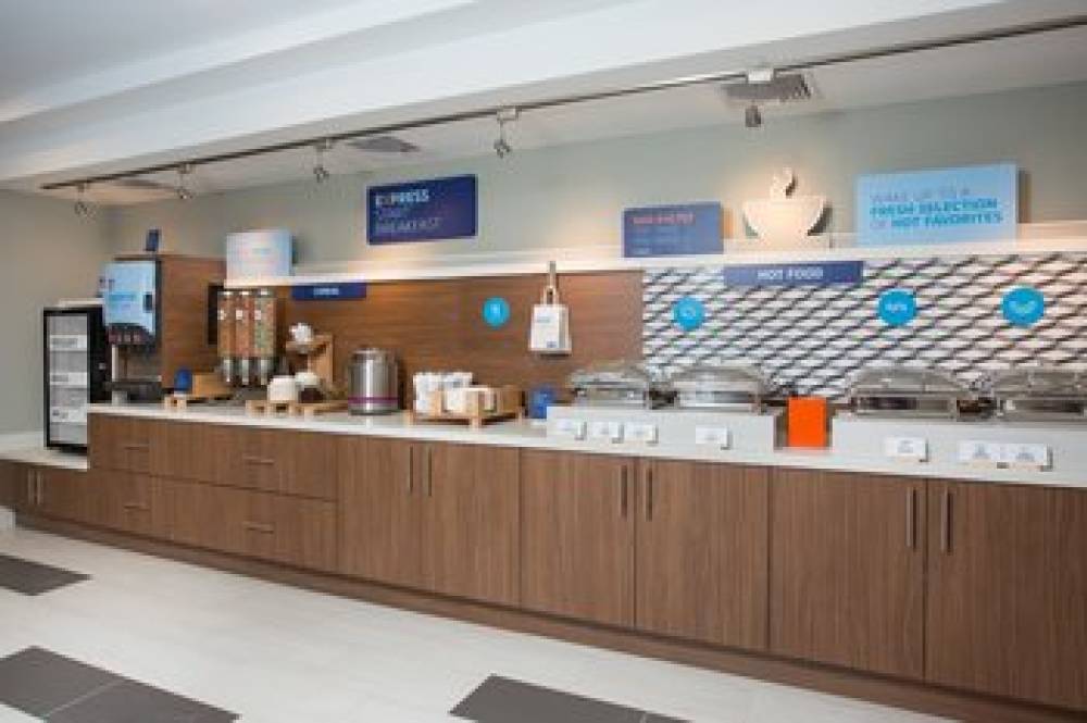 HOLIDAY INN EXP CHELMSFORD 6