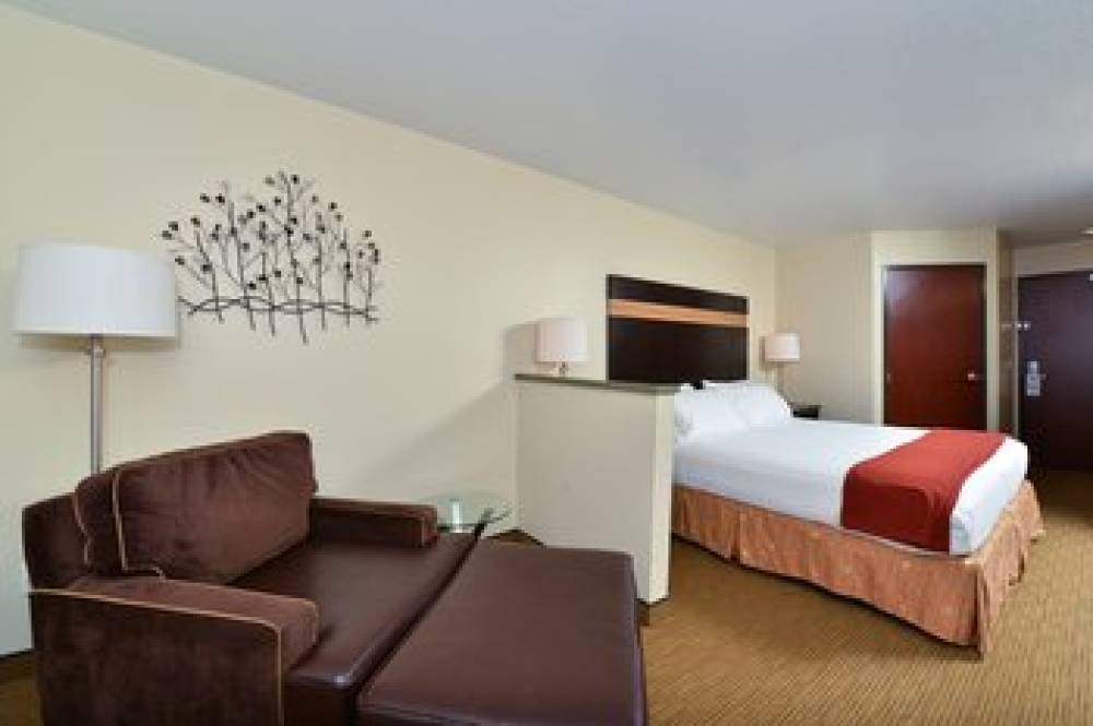 HOLIDAY INN EXP GLADSTONE 4