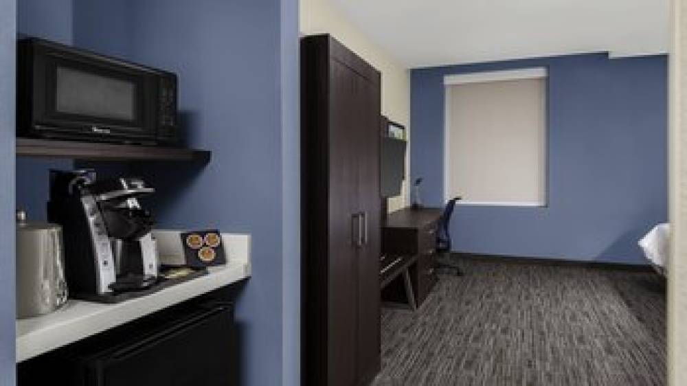 HOLIDAY INN EXP MKC DOWNTOWN 9