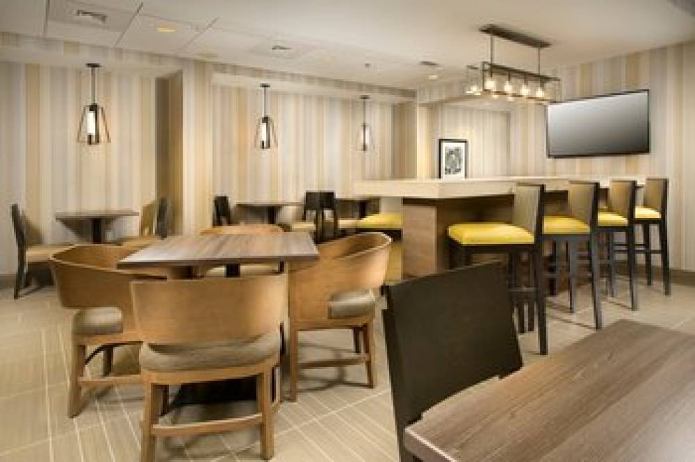 HOLIDAY INN EXP NORTH WOBURN 3