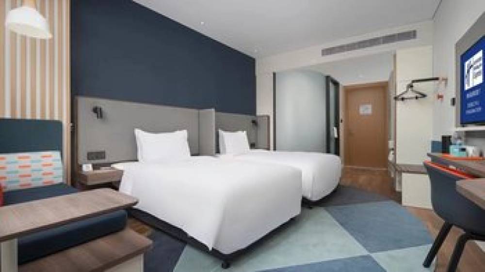 HOLIDAY INN EXP QUJIANG CENTER 8