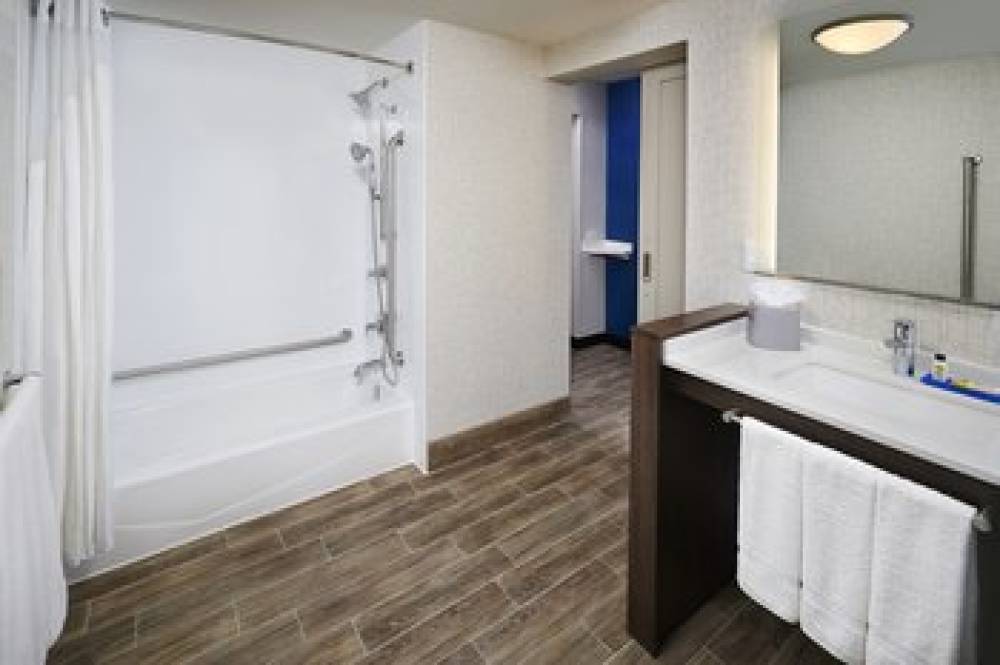 HOLIDAY INN EXP SARNIA POINT EDWARD 9