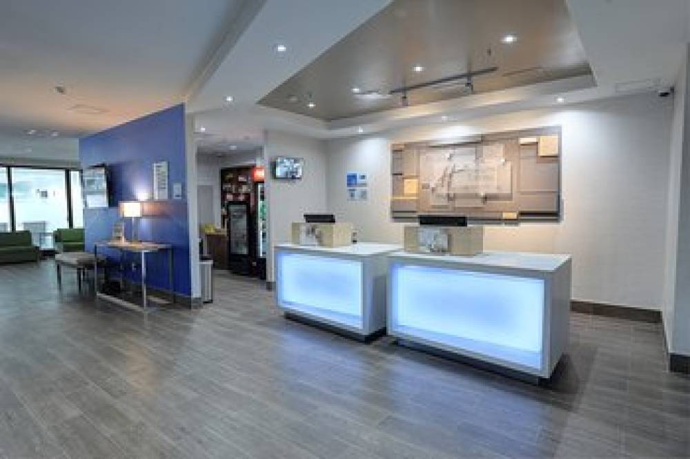 Holiday Inn Exp Stes Airport West