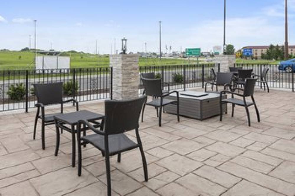 HOLIDAY INN EXP STES BOURBONNAIS E 7