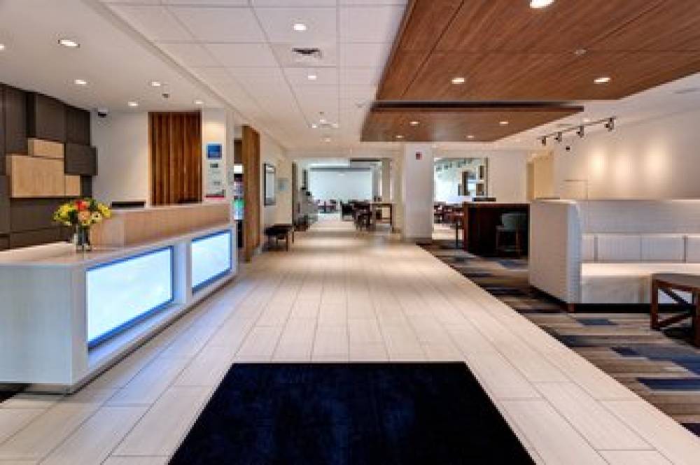 HOLIDAY INN EXP STES MANHATTAN 8