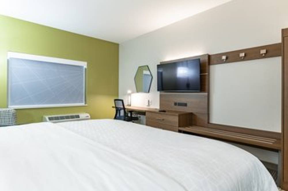 HOLIDAY INN EXP STES MOUNDSVILLE 4