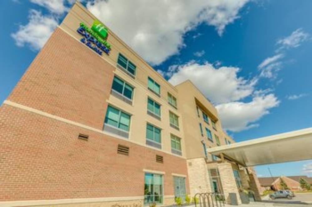 HOLIDAY INN EXP STES OKEMOS 1