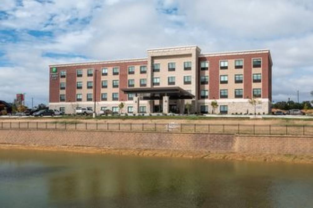 HOLIDAY INN EXP STES WENTZVILLE 1