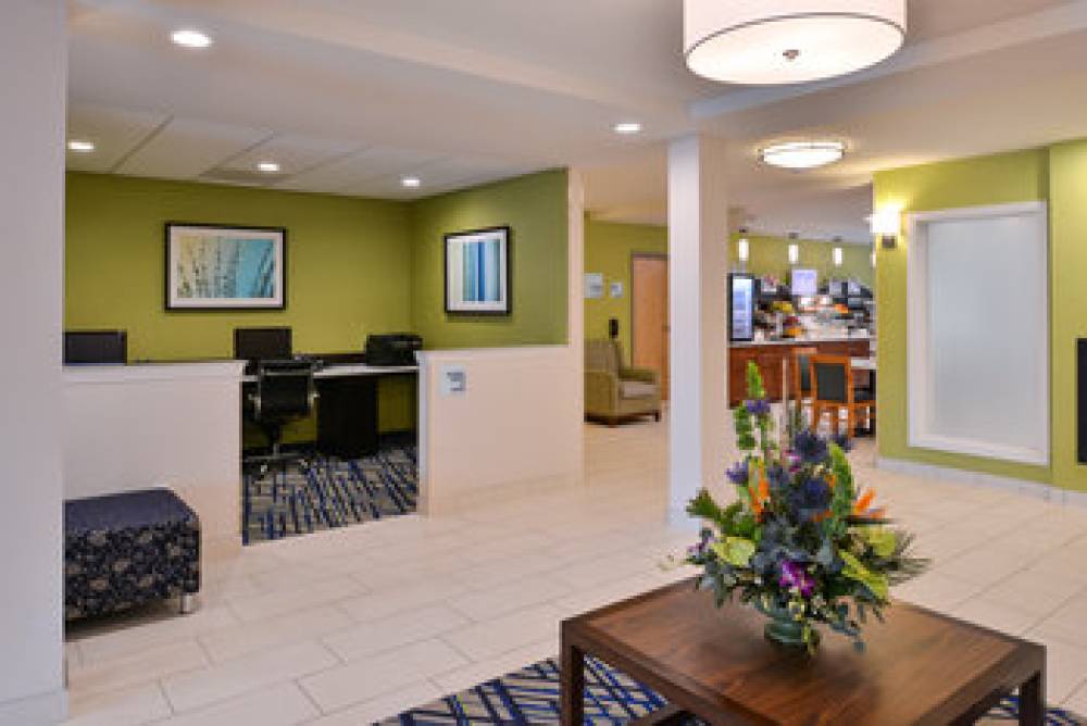 HOLIDAY INN EXP STES WEST OCEA 7