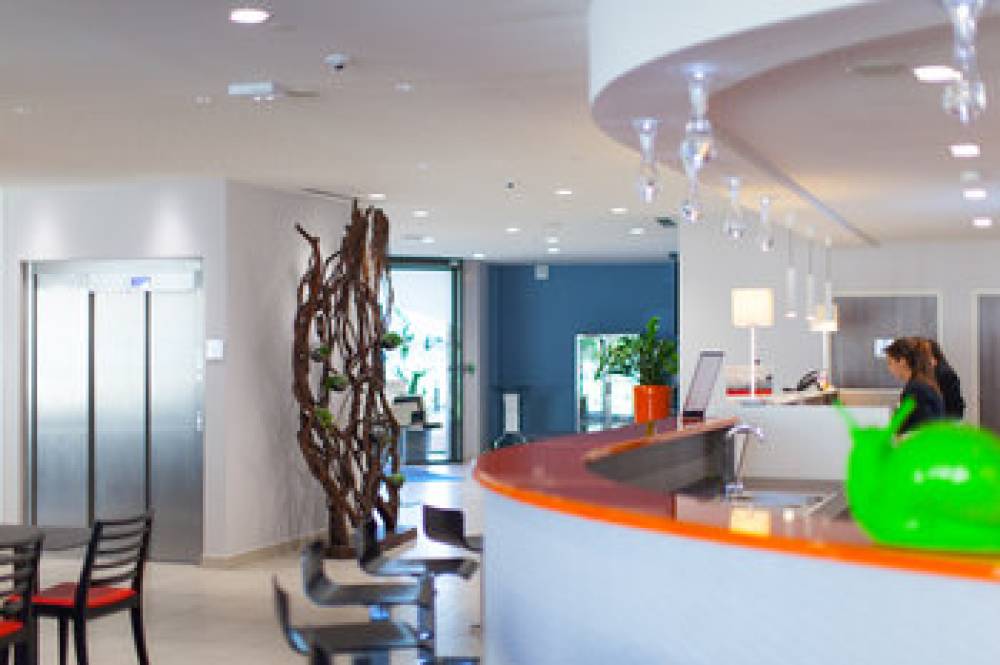 HOLIDAY INN EXP TOULON - EST 6