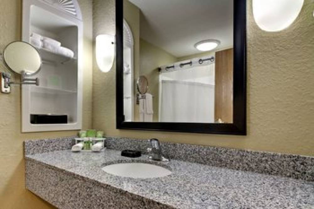 HOLIDAY INN EXPRESS AND SUITES JACK 9