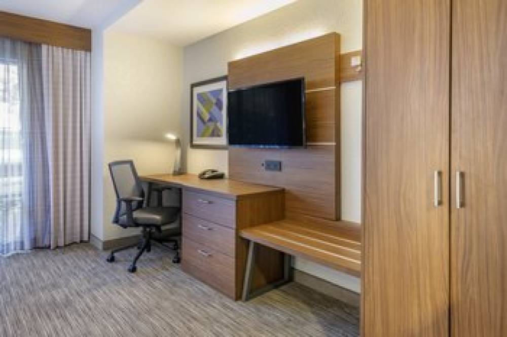 Holiday Inn Express CAPE CORAL-FORT MYERS AREA 10