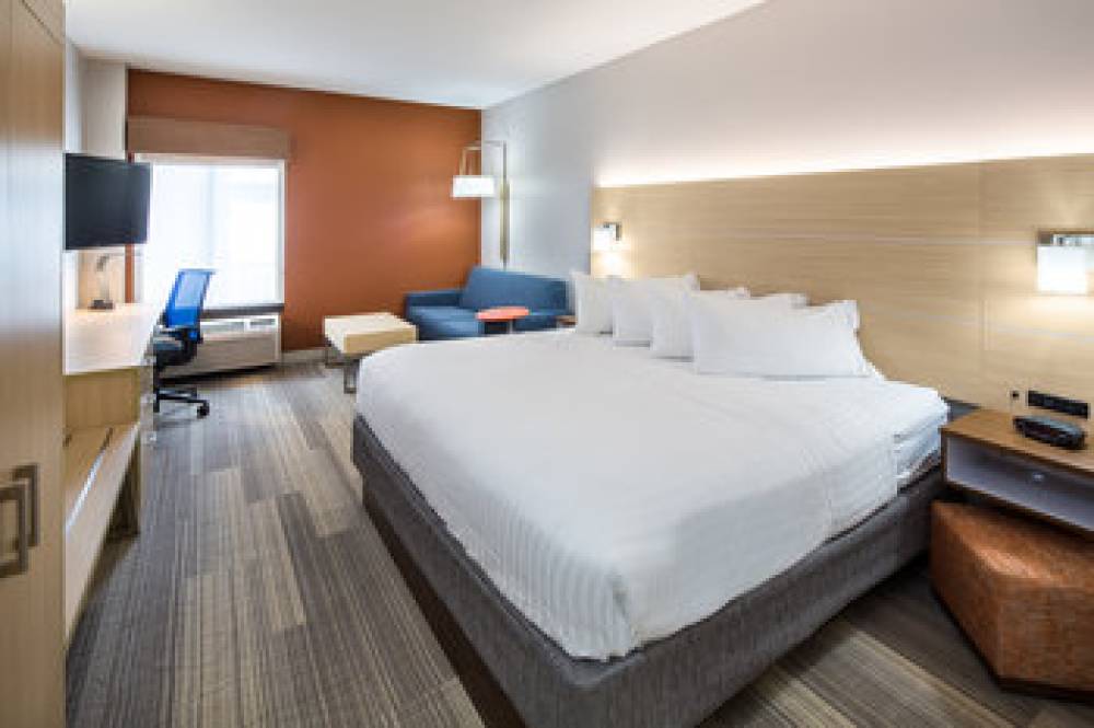 Holiday Inn Express CEDAR RAPIDS (COLLINS RD) 7