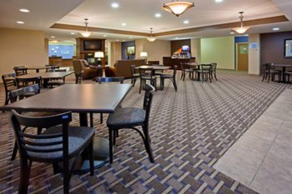 Holiday Inn Express DEVILS LAKE 7