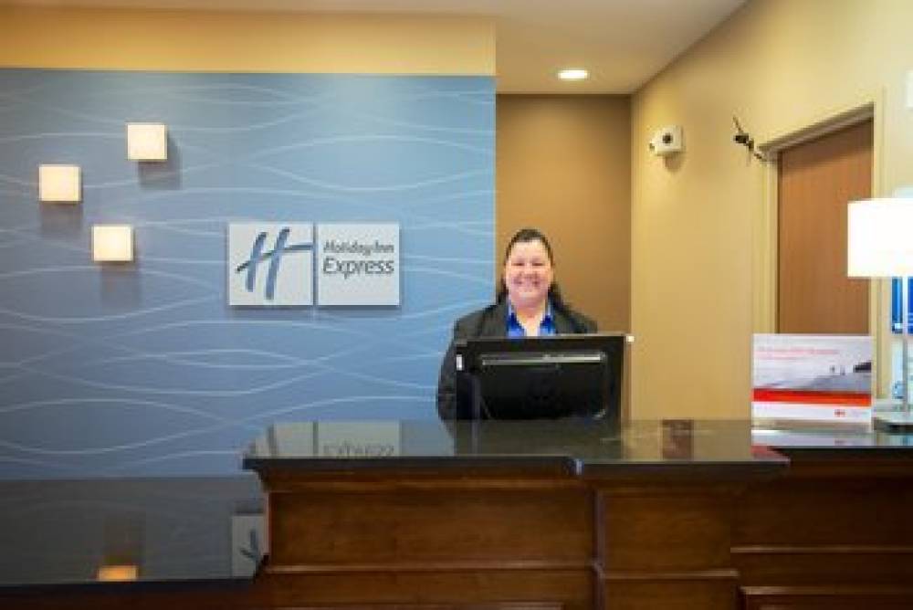 Holiday Inn Express DEVILS LAKE 9