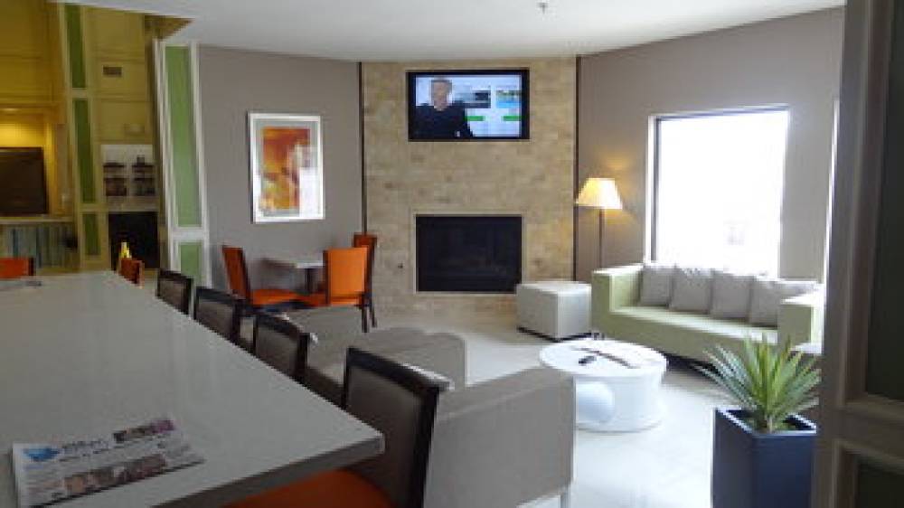 Holiday Inn Express KANSAS CITY - BONNER SPRINGS 3