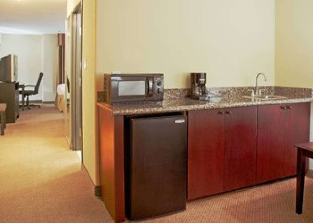 Holiday Inn Express LEESVILLE-FT. POLK 4