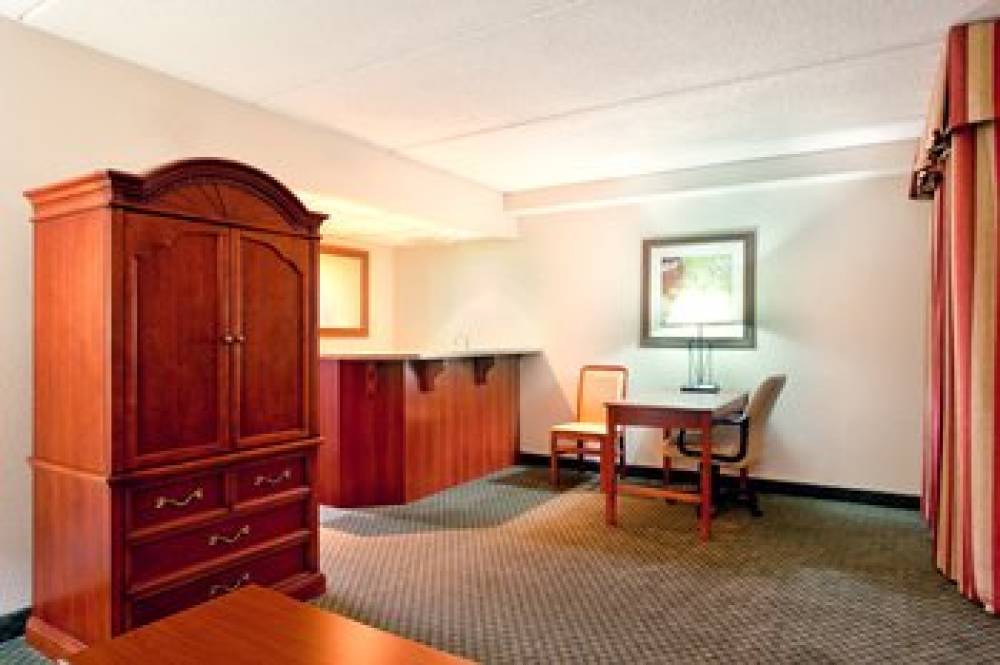 Holiday Inn Express MILWAUKEE-WEST MEDICAL CENTER 4