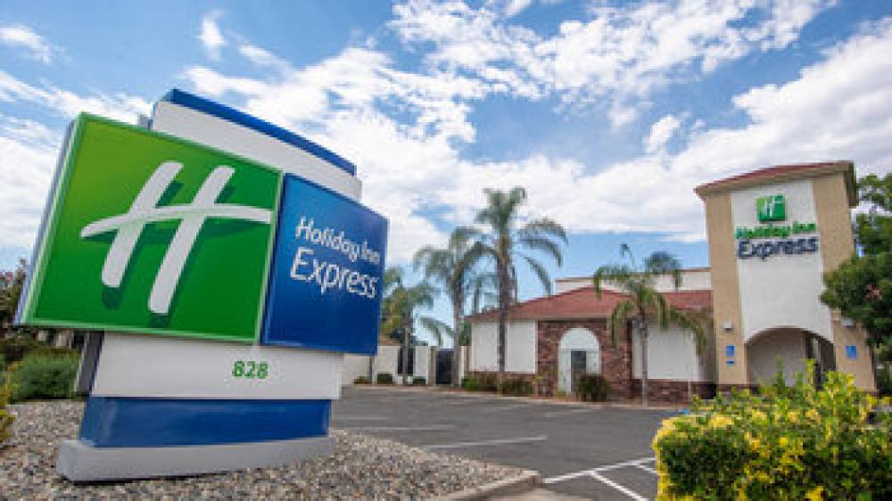 Holiday Inn Express OAKDALE 1