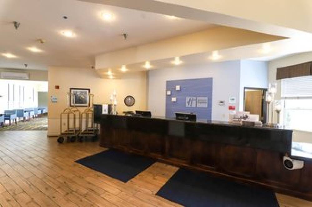 Holiday Inn Express ST. IGNACE-LAKE FRONT 3