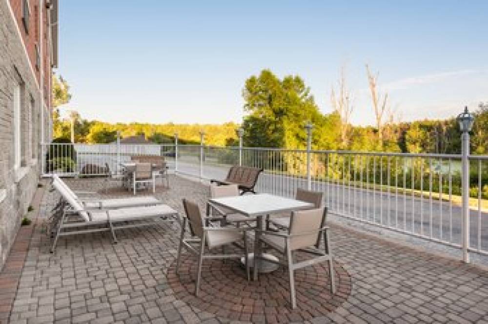 Holiday Inn Express & Suites 1000 ISLANDS - GANANOQUE 4