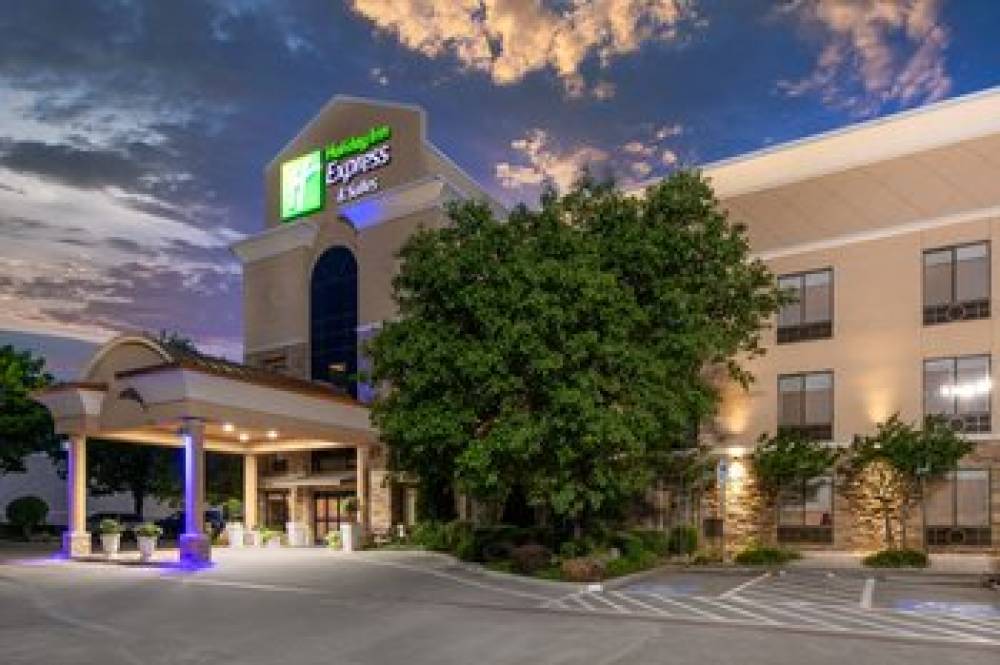 Holiday Inn Express & Suites ARLINGTON (I-20-PARKS MALL) 1