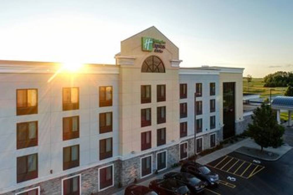 Holiday Inn Express & Suites BATAVIA - DARIEN LAKE 1