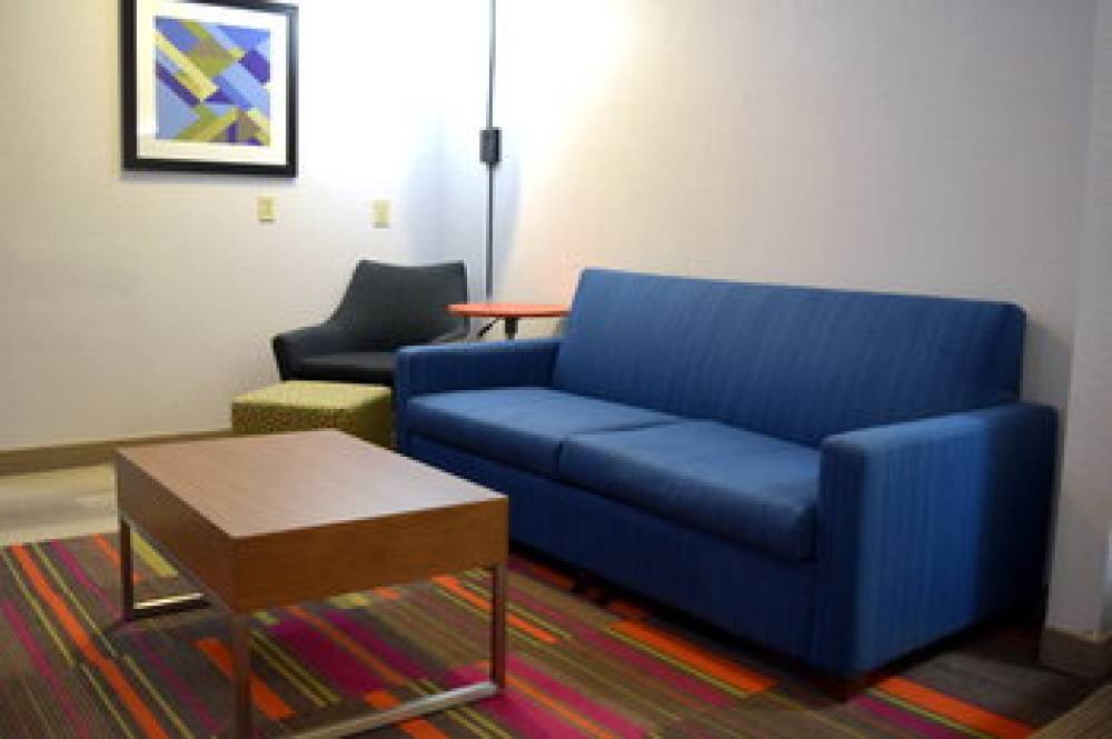 Holiday Inn Express & Suites BATESVILLE 9