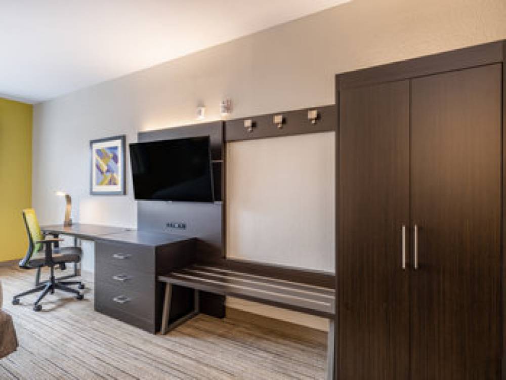 Holiday Inn Express & Suites BEAUMONT NW PARKDALE MALL 7