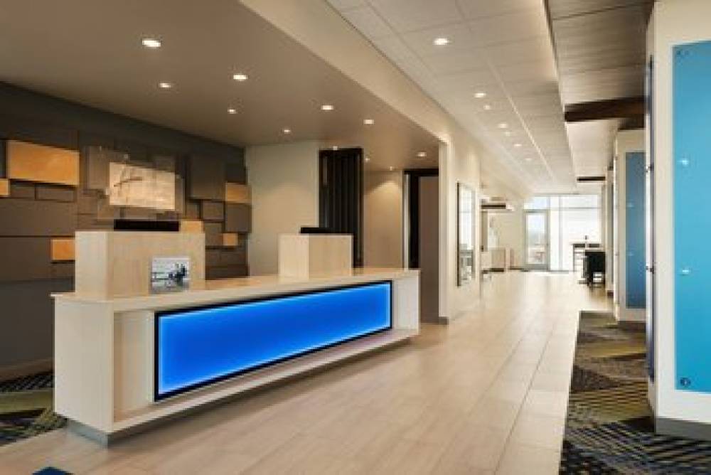 Holiday Inn Express & Suites BEAVER DAM 3