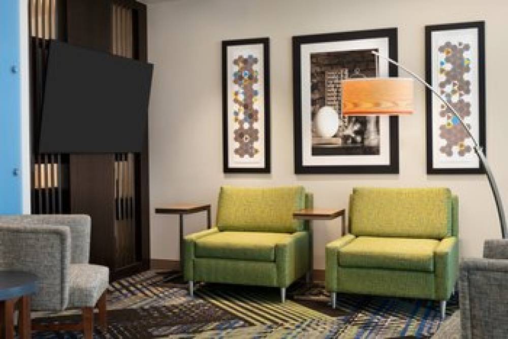 Holiday Inn Express & Suites BEAVER DAM 8