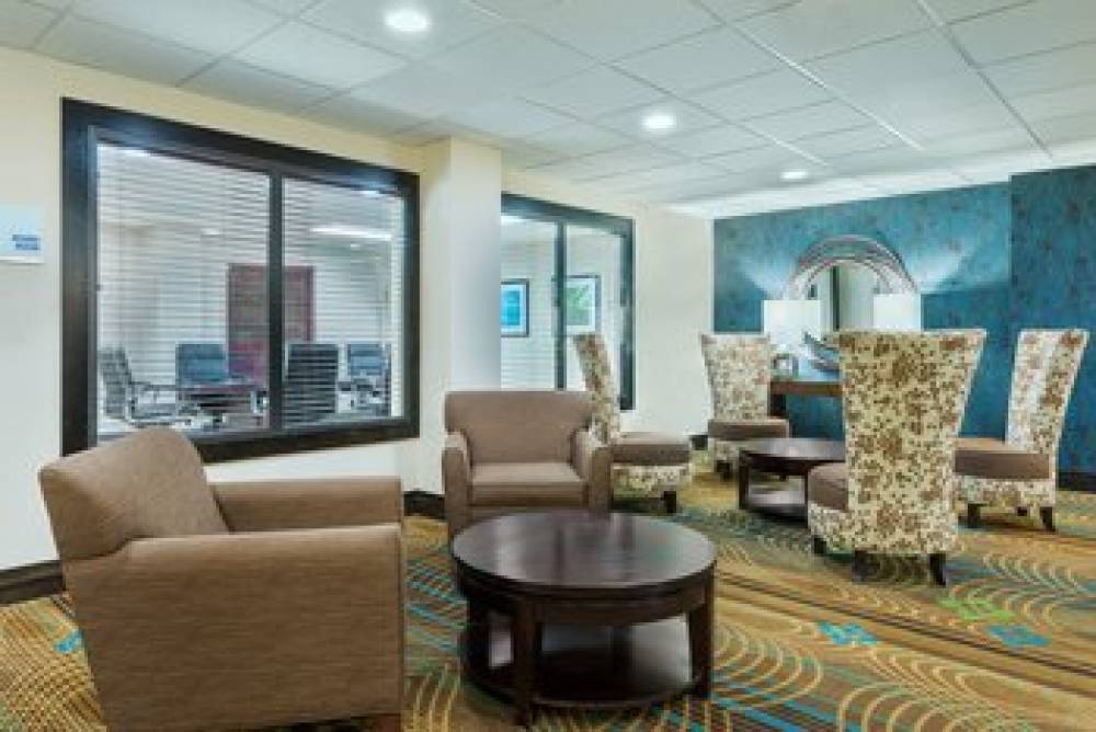 Holiday Inn Express & Suites BENTONVILLE 2