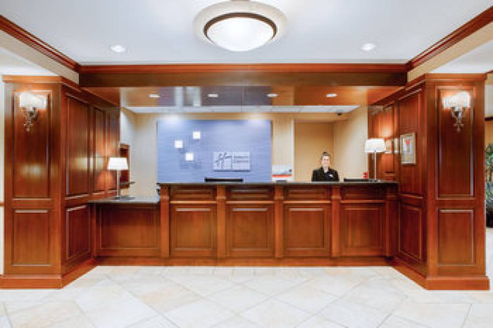 Holiday Inn Express & Suites Bloomington