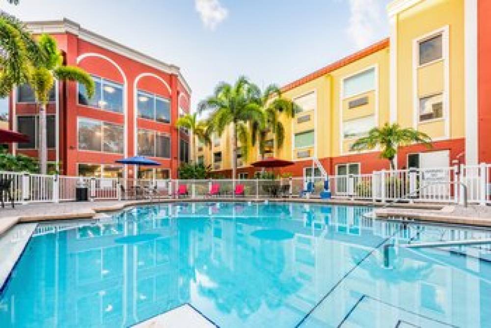 Holiday Inn Express & Suites BRADENTON WEST 1