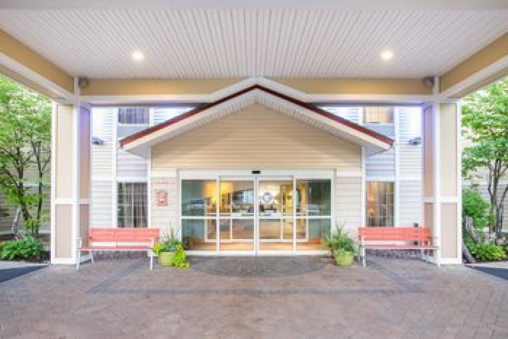 Holiday Inn Express & Suites BRATTLEBORO 2