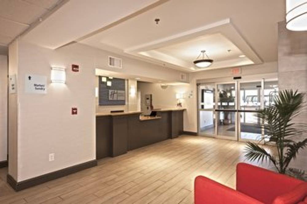 Holiday Inn Express & Suites CHANHASSEN 6