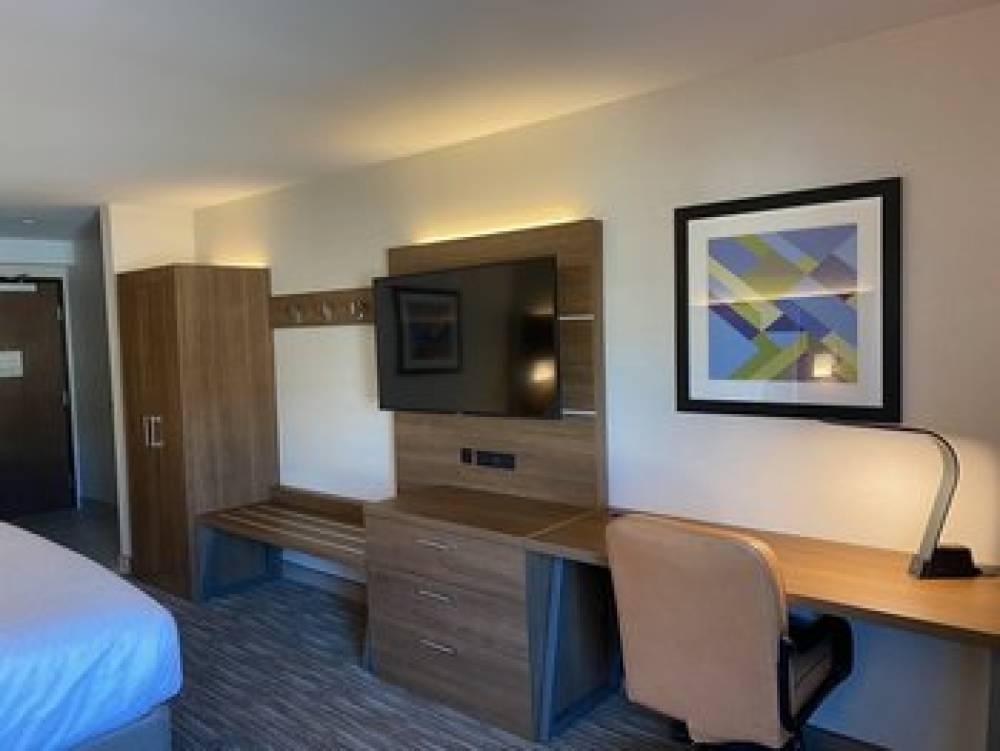 Holiday Inn Express & Suites CHATSWORTH   2