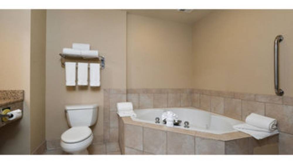 Holiday Inn Express & Suites CHERRY HILLS 10