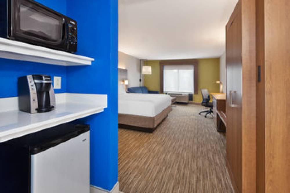 Holiday Inn Express & Suites CHESAPEAKE 5