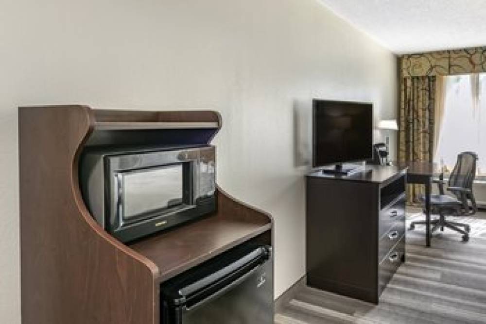 Holiday Inn Express & Suites CINCINNATI-BLUE ASH 8