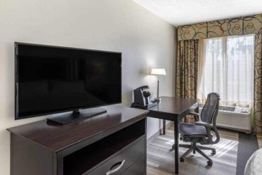 Holiday Inn Express & Suites CINCINNATI-BLUE ASH 4